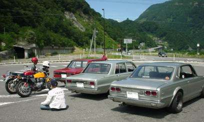 ���J�̓��̉w�ɂāB